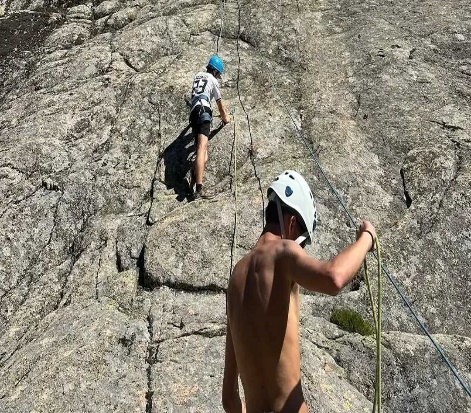Escaladores na rocha