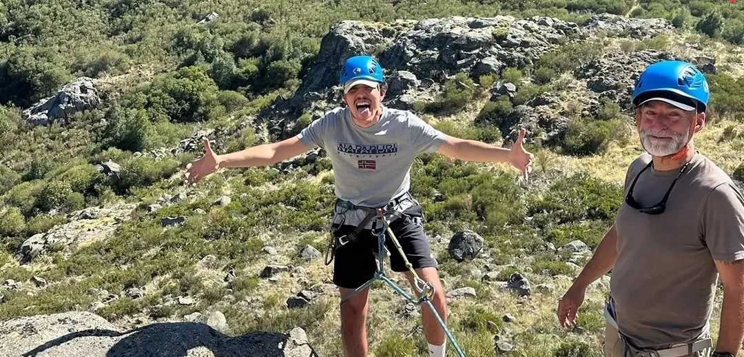 Atividade de escalada na montanha