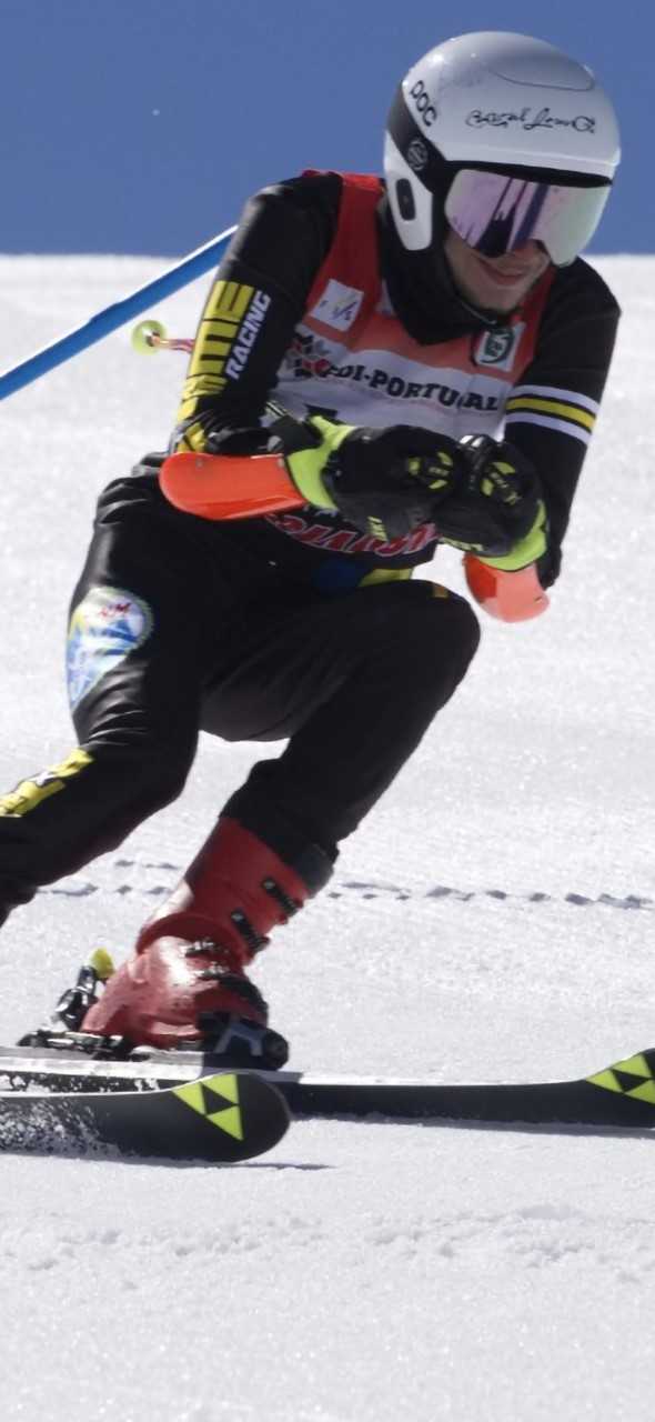 Atleta de Ski Alpino na neve