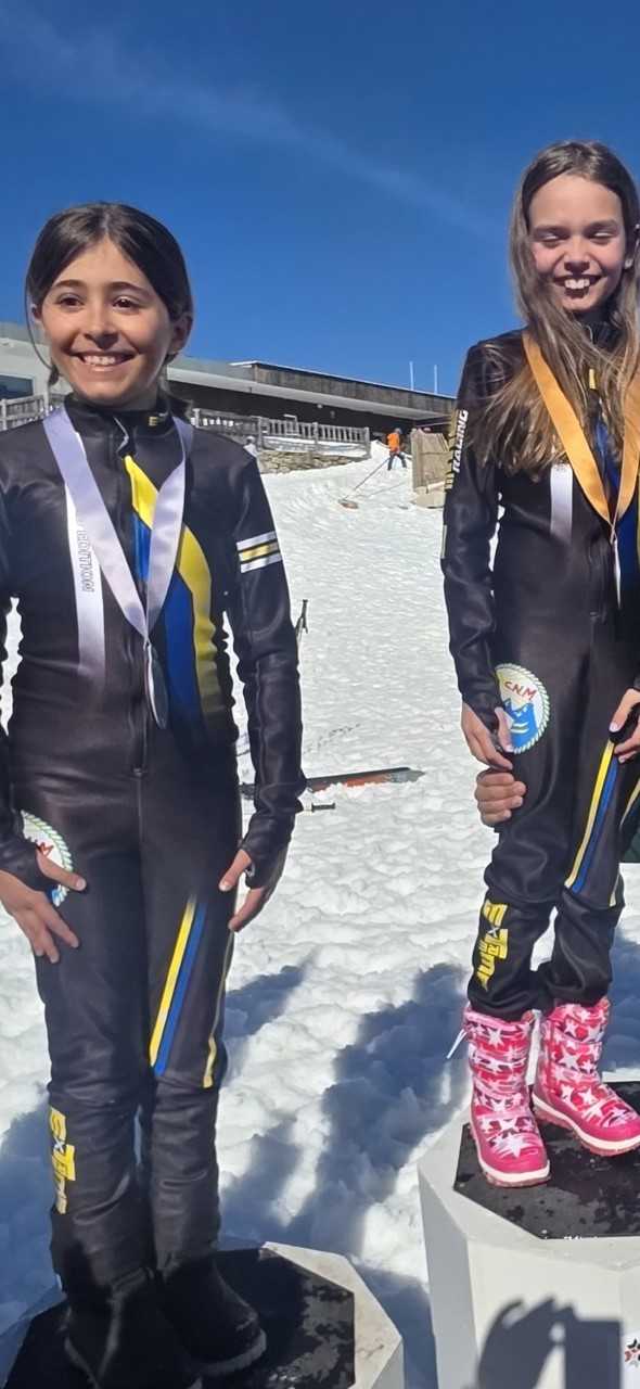 Jovens atletas de esqui